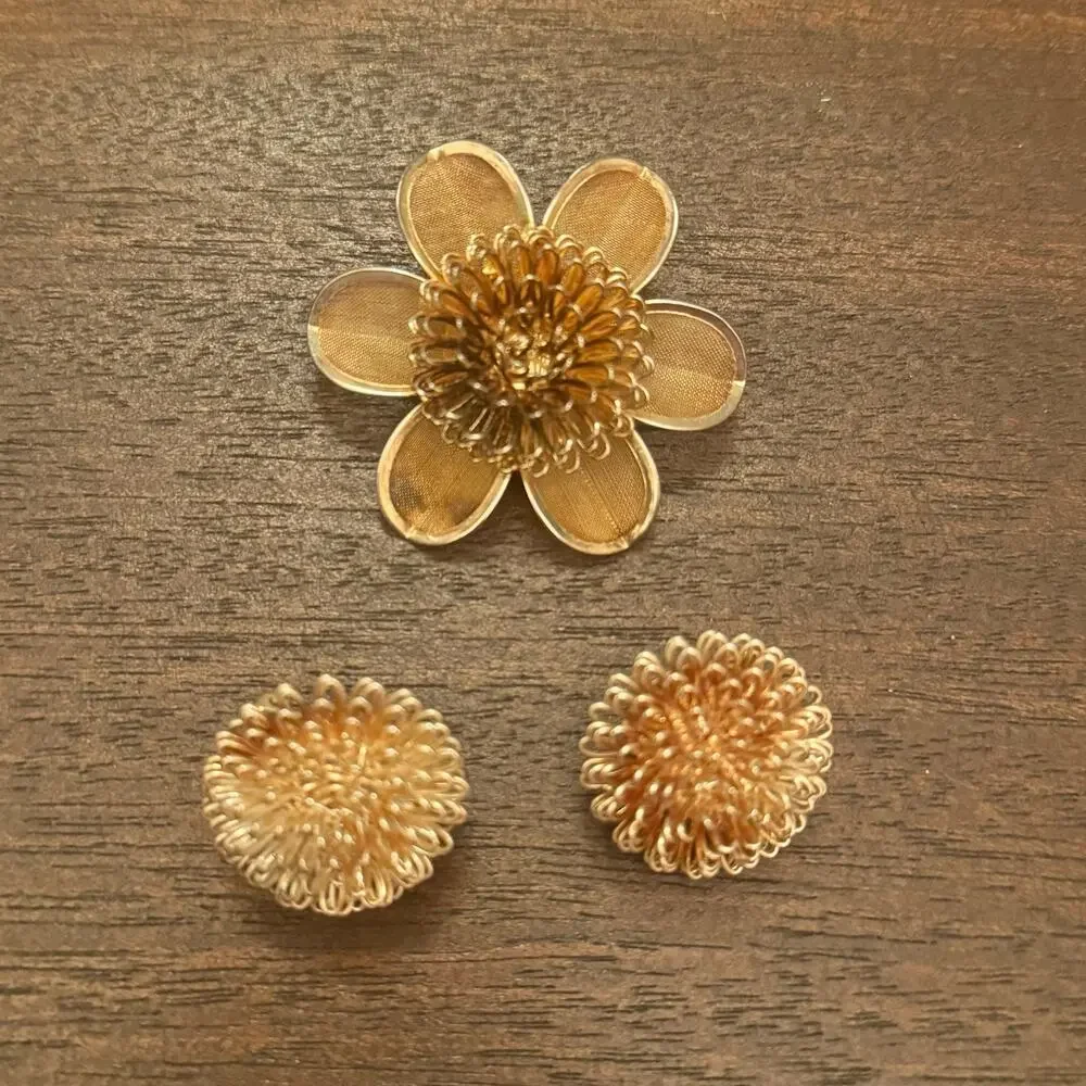 VTG Gold Tone‎ Star Burst Clip on Earrings & Brooch Flower Retro Round Studs